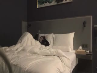 探花精选大哥和极品少妇酒店玩游戏喝酒晚上头了直接脱衣服在床上干起来了