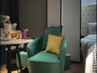 操良家騷熟女，長裙美腿風韻猶存，跪著深喉插嘴，穿著高跟鞋爆插