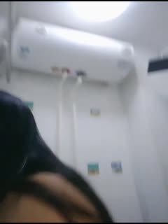 清纯文静少女！坐在马桶上插穴！道具璃棒进进出出，表情一脸享受，骚穴淫水流出