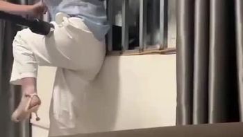 缅甸缅北园区女孩被拷在铁窗上被电棒电的嗷嗷大叫视频