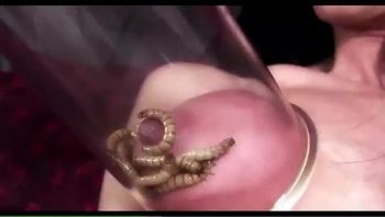 另类重口妇女尝试新鲜虫交视频真实拔罐虐乳活体白蛆放入奶子里啃食