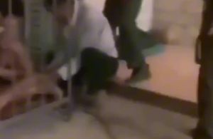 缅甸缅北诈骗园区不听话的男猪仔手脚用铁链子拴住关进狗笼视频