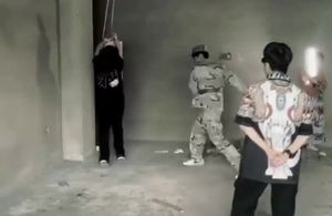 年轻女子被缅甸缅北园区武警吊起来抽打到血肉模糊视频