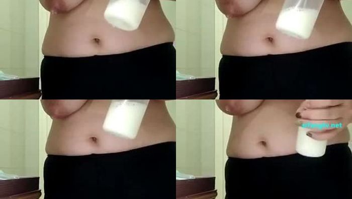 上海贵妇生完孩子奶水过盛在家挤奶粉嫩巨乳挤出两瓶奶水奶水的花洒一样喷溅视频