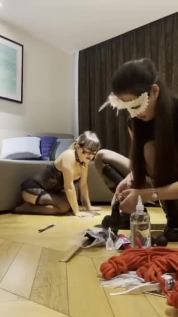 sm重口味霸凌狗奴女扇耳光靴子踢脸视频女人玩女人真变态暴力