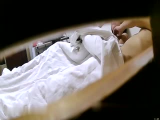 宾馆电视柜缝隙偷拍情侣大奶少妇偷情老公的朋友俩人干完炮休息了一会儿就一起去找她老公吃饭了